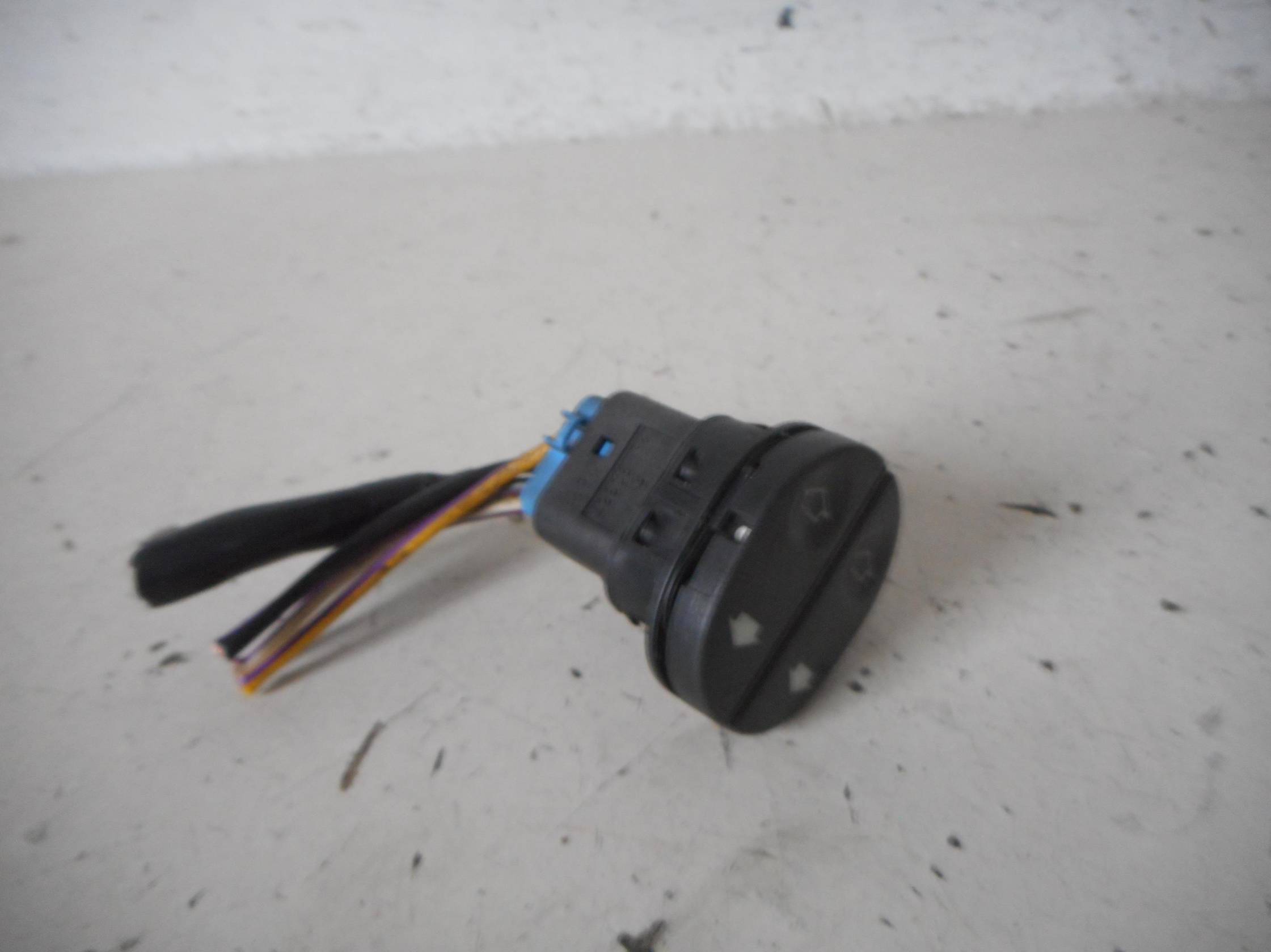 Interruttore alzacristalli porta ant. sx.